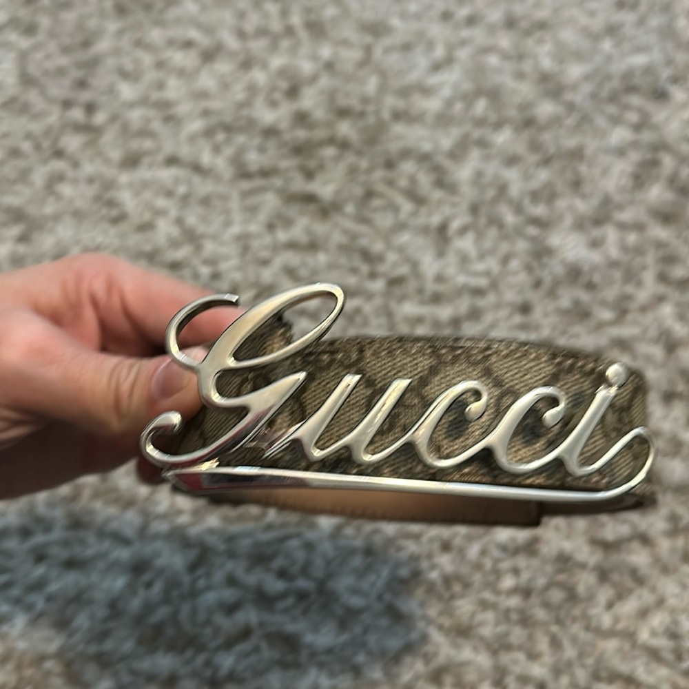 Woman’s Gucci belt